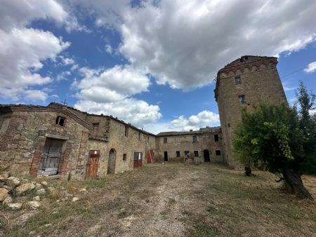 Vendita Casale/Rustico PIENZA (SI). Vendesi, immerso nel cuore della Val d'Orcia, a soli 3 km da Pienza, compendio...